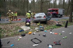 NUNSPEET - Op de Elspeterweg (N310) is woensdagmiddag rond 17.00 uur een ernstig ongeval gebeurd ter hoogte van camping De Tol. Bij het ongeval waren drie auto's betrokken.Vermoedelijk reed een van de auto’s op de verkeerde weghelft en kwam frontaal in botsing met een tegenligger. Een van de slachtoffers zat bekneld en moest door de brandweer worden bevrijd. Er was ook een traumahelikopter opgeroepen. Vanwege het ongeval was de weg in beide richtingen dicht tussen de toerit naar de A28 en de kruising ter hoogte van Vierhouten. De Verkeersongevallenanalyse (VOA) heeft onderzoek naar de oorzaak van de aanrijding gedaan. NOVUM COPYRIGHT BRAMVANDEBIEZEN.